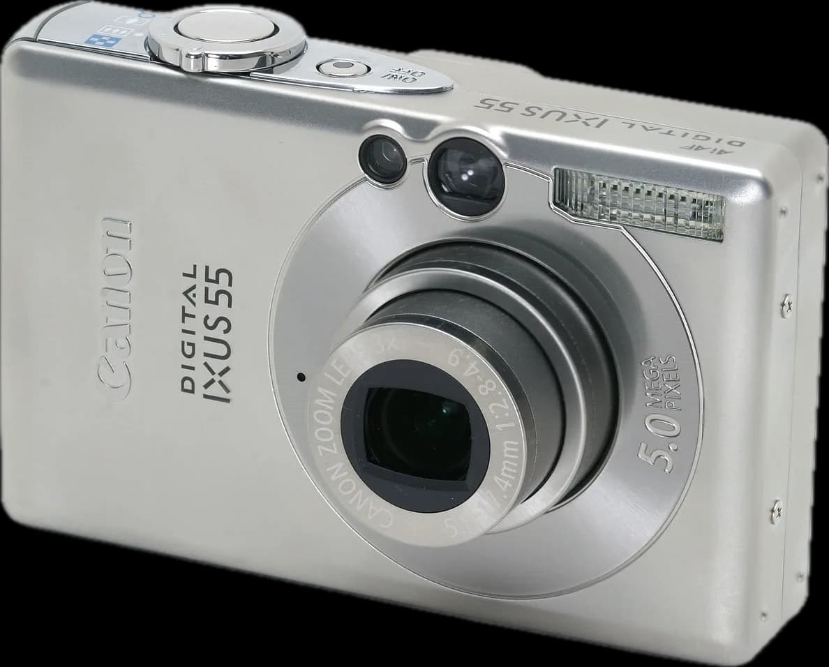 Canon Digital IXUS 55, compatta digitale argentata del 2005, vista di tre quarti con l'obiettivo esteso